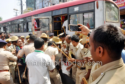 Raitha Sangha stages protest 1